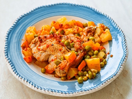 Яхния от пилешки бутчета с грах, моркови, картофи, пресен зелен лук и домати - снимка на рецептата